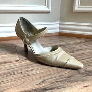 Liz Claiborne Dressy Lt Taupe Women’s Kitten Short 2.5 in Heel US 8.5M